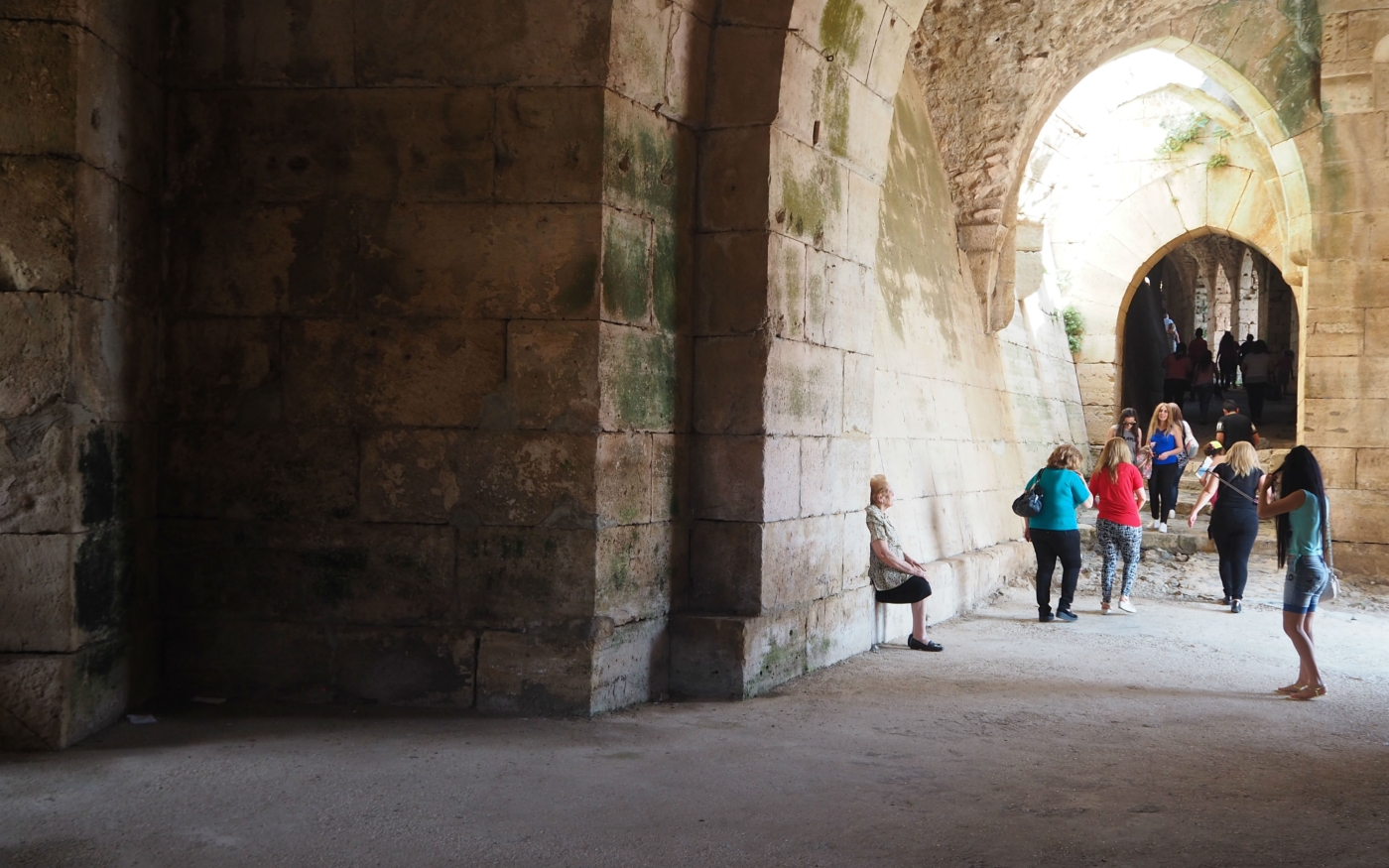 Les visiteurs syriens commencent à revenir au château, même si des pans entiers ont été endommagés pendant la guerre (MEE/Tom Westcott)