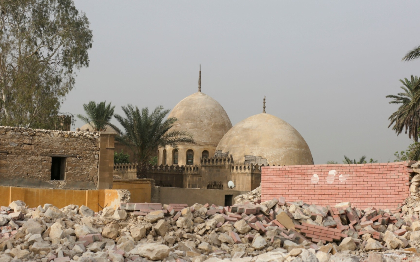 Vue du cimetière Qarafa Imam al-Shafi’i détruit, au Caire, dans le cadre de nouveaux travaux sur la route Salah Salem, le 31 mai 2023 (Reuters)