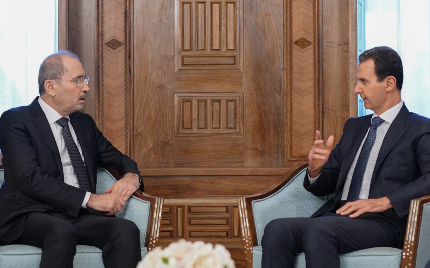 Le président syrien Bachar al-Assad rencontre le ministre jordanien des Affaires étrangères Ayman Safadi, le 15 février à Damas (AP)