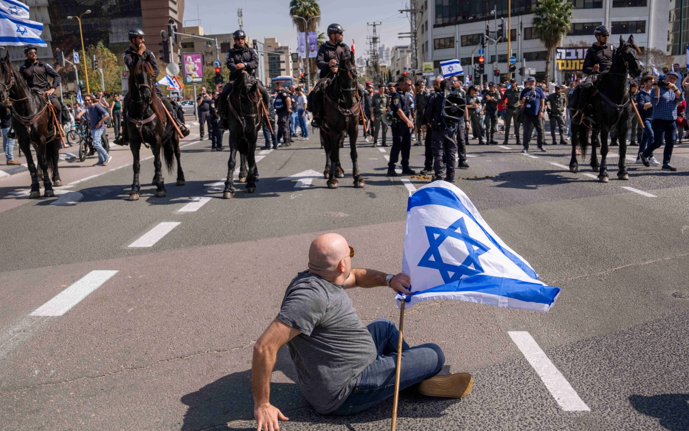 Un sondage publié en février mené par l’Israeli Democracy Institute montre qu’un tiers des répondants pensent qu’une guerre civile violente est susceptible d’éclater (AP)