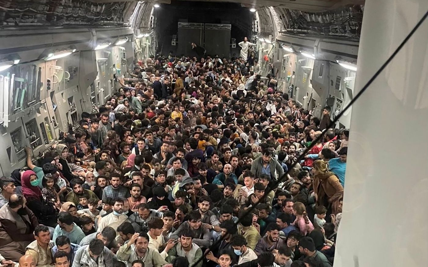 Photo prise à l’intérieur d’un avion C-17 de l’US Air Force fuyant Kaboul pour le Qatar, le 15 août 2021 (Defense One/Reuters)
