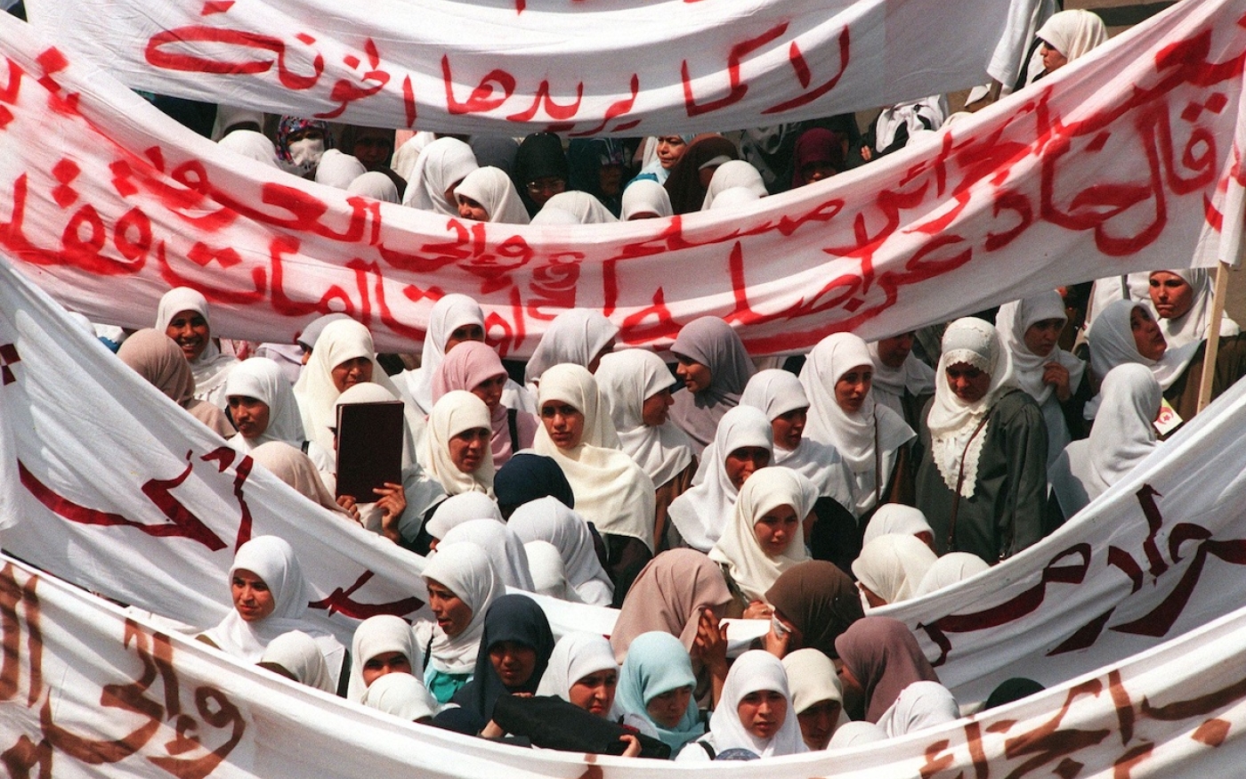 Des femmes manifestent dans les rues de l’Algérie, lors d’une marche appelant à la réconciliation nationale, le 8 mai 1995 (AFP)