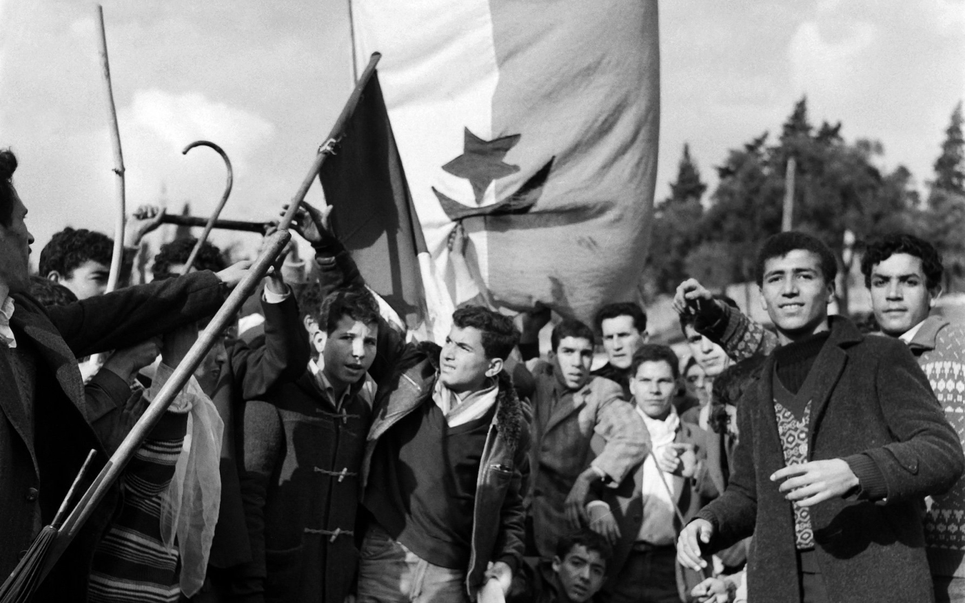 Des milliers d’Algériens armés de bâtons descendent sur les quartiers européens d’Alger, le 11 décembre 1960 (AFP)