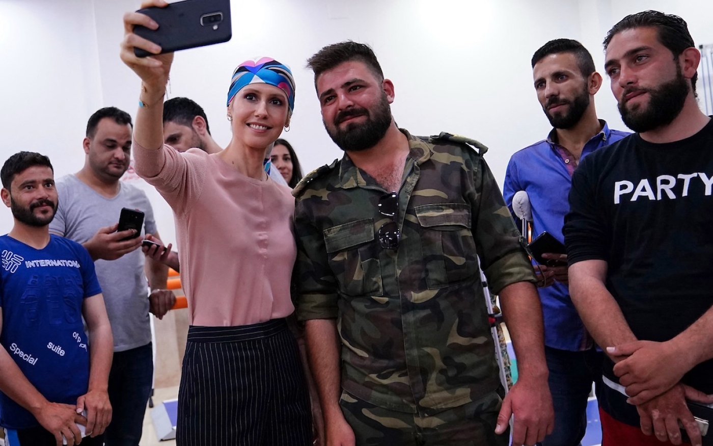 Asma al-Assad posant pour une photo avec des patients au centre de prothèses dans la ville centrale de Hama, le 22 mai 2019  (page Facebook de la présidence syrienne) 