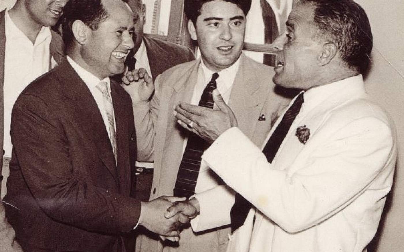 Habib Bourguiba (à droite) en compagnie d’Ahmed Ben Salah (au centre), à l’époque secrétaire général de l’UGTT (Wikimedia Commons)
