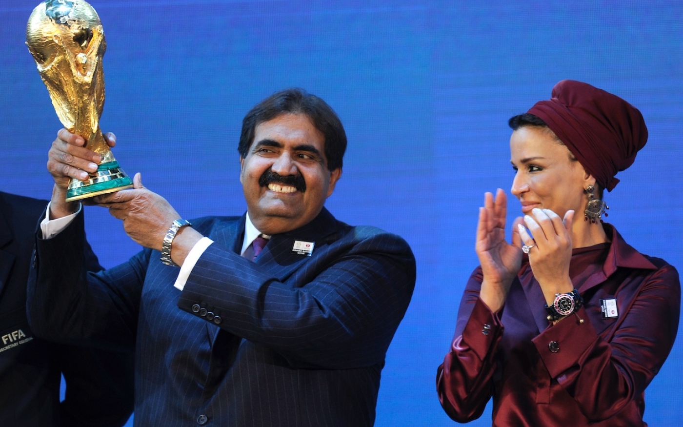 L’émir de l’État du Qatar Sheikh Hamad bin Khalifa Al-Thani (à gauche) pose avec son épouse Sheikha Moza bint Nasser Al-Missned avec le trophée de la Coupe du monde 2022 (AFP)