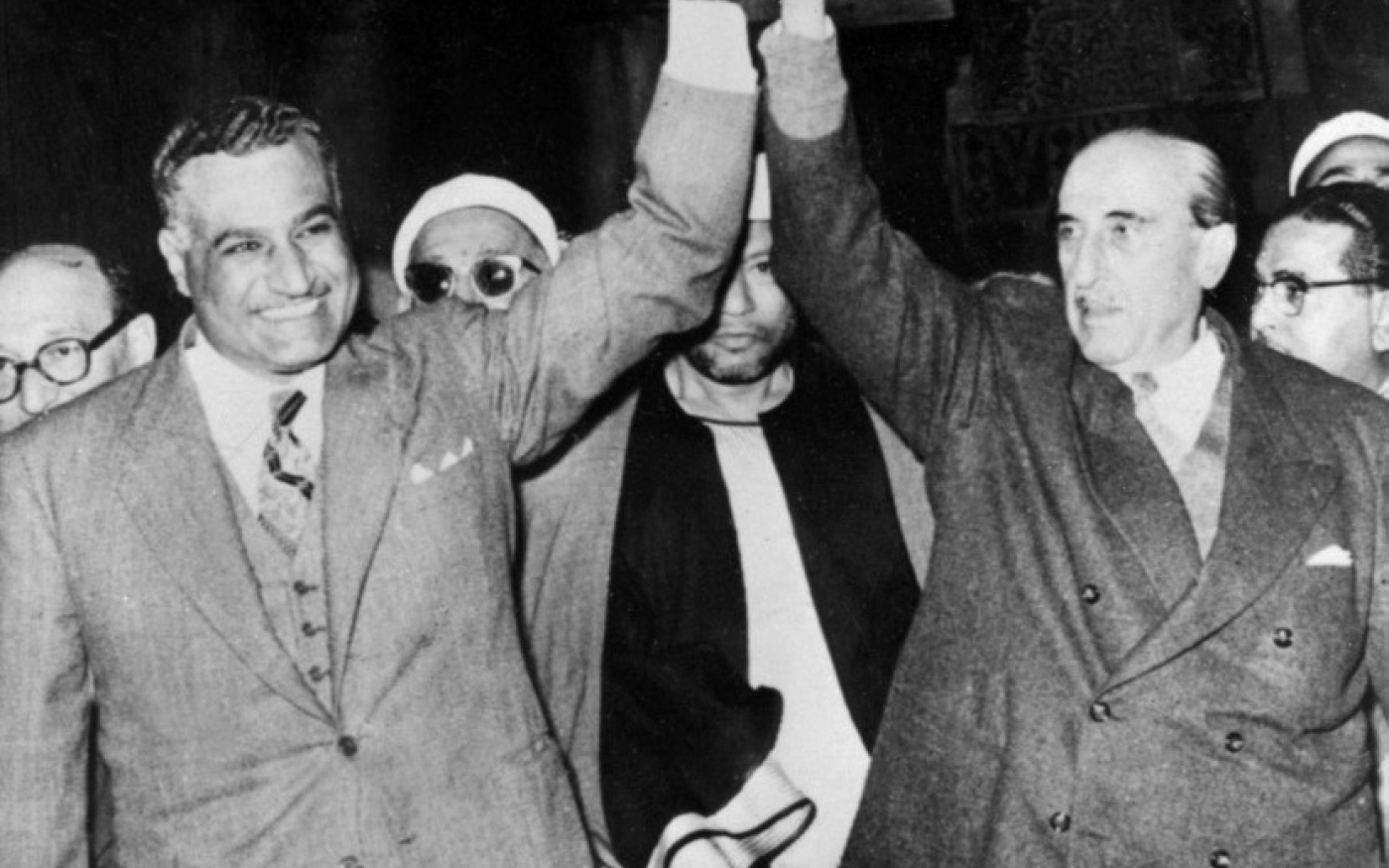 Le président syrien Choukri al-Kouatli (d.) et son homologue égyptien Gamal Abdel Nasser, après la signature de l’acte créant la République arabe unie, le 3 février 1958 (AFP)