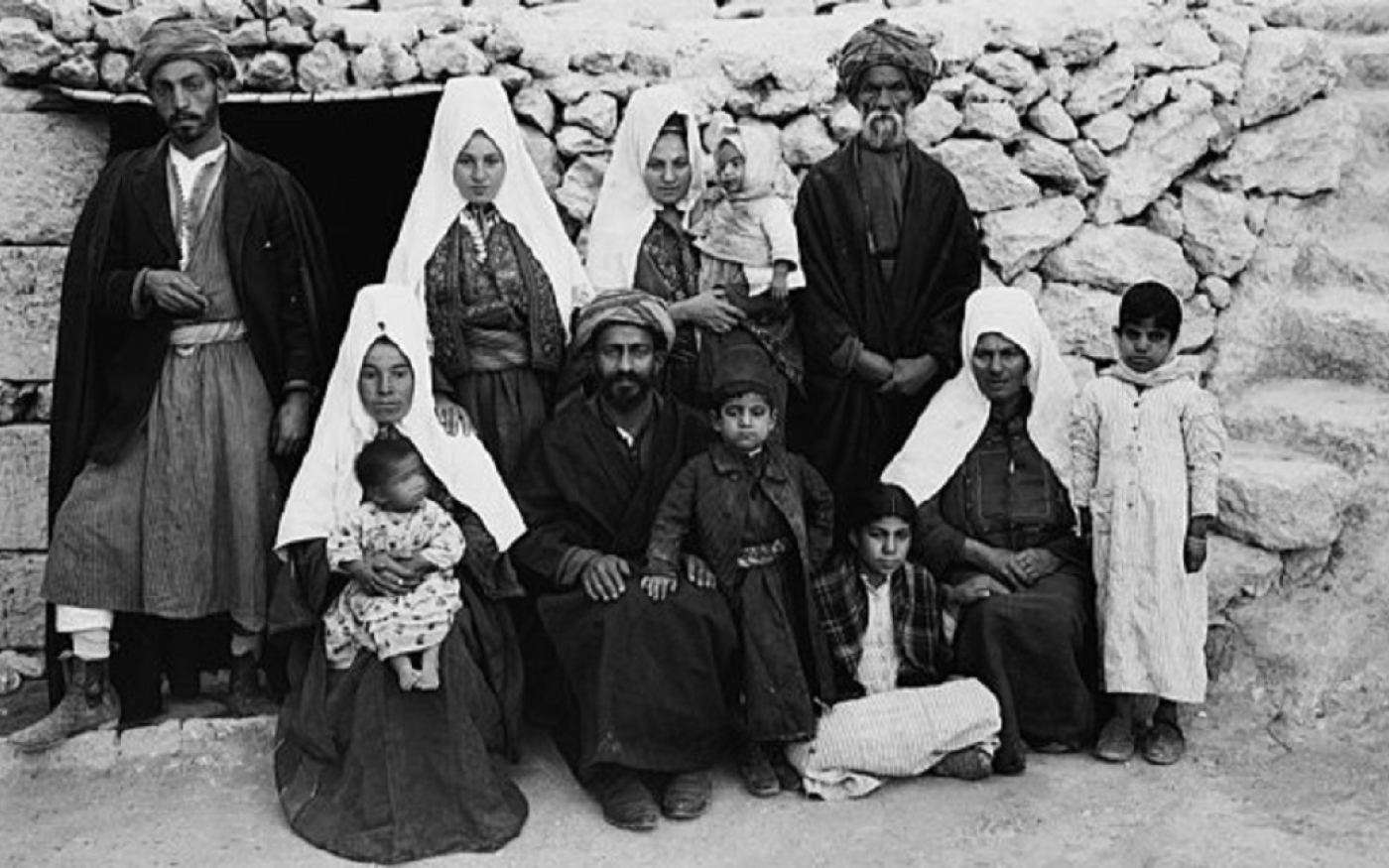 Une famille chrétienne à Bethléem (Palestine), entre 1898 et 1914 (Wikimedia)