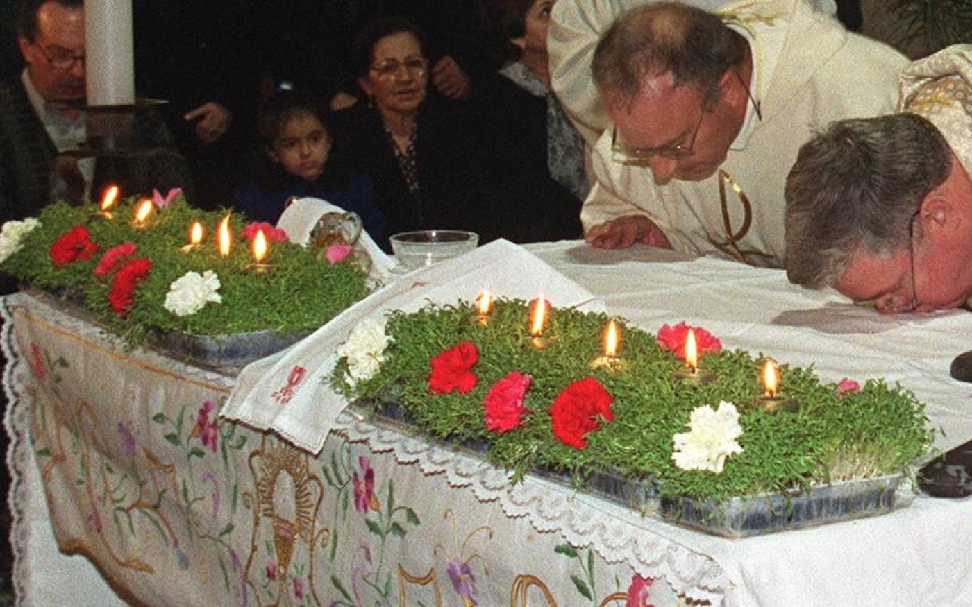 Les légumineuses germées symbolisent la naissance de Jésus-Christ et décorent les autels des églises et les crèches faites maison (AFP)