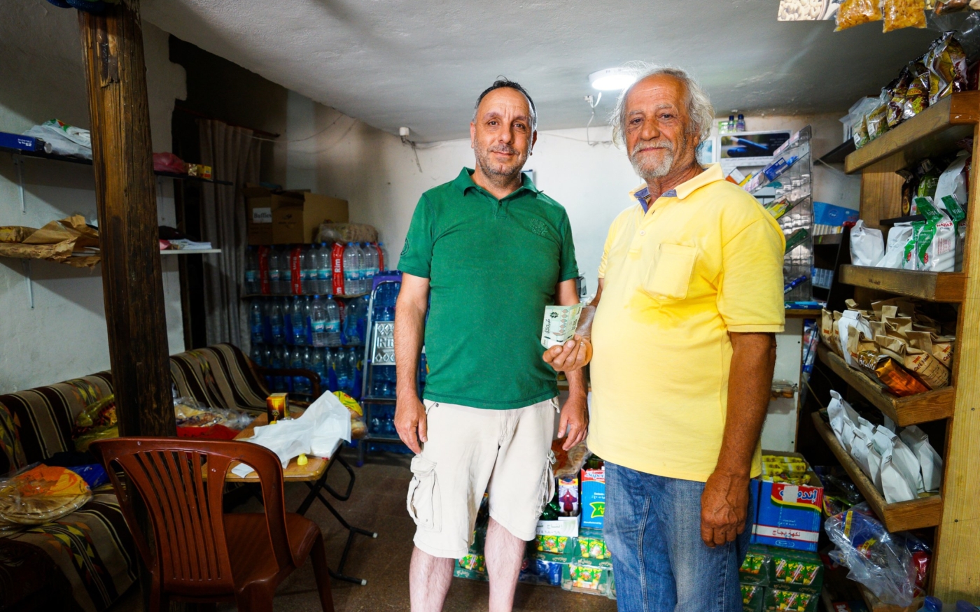 Fadi Aboulhosn dans sa boutique avec un client (MEE/Lynn Chaya)