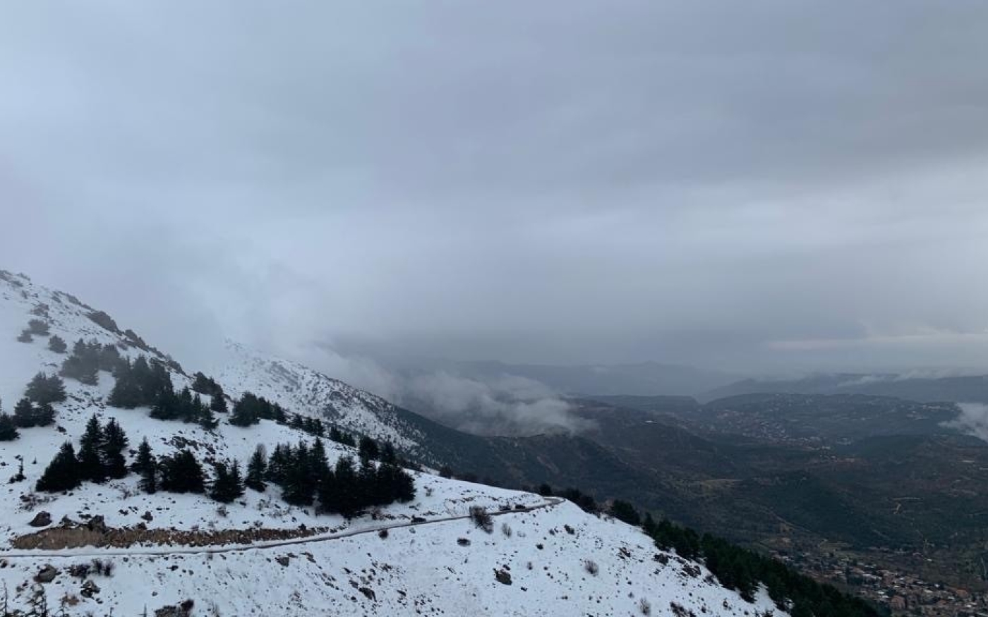 La route Maaser-Joub Jannine escalade le mont Barouk avant de redescendre dans la plaine de la Bekaa (MEE/Adel Hajjar)