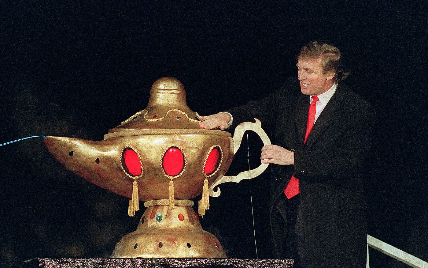 Avant son élection à la présidence, Trump, photographié ici lors de l’inauguration d’un casino en avril 1990, n’était pas connu pour sa connaissance des affaires moyen-orientales (AFP)