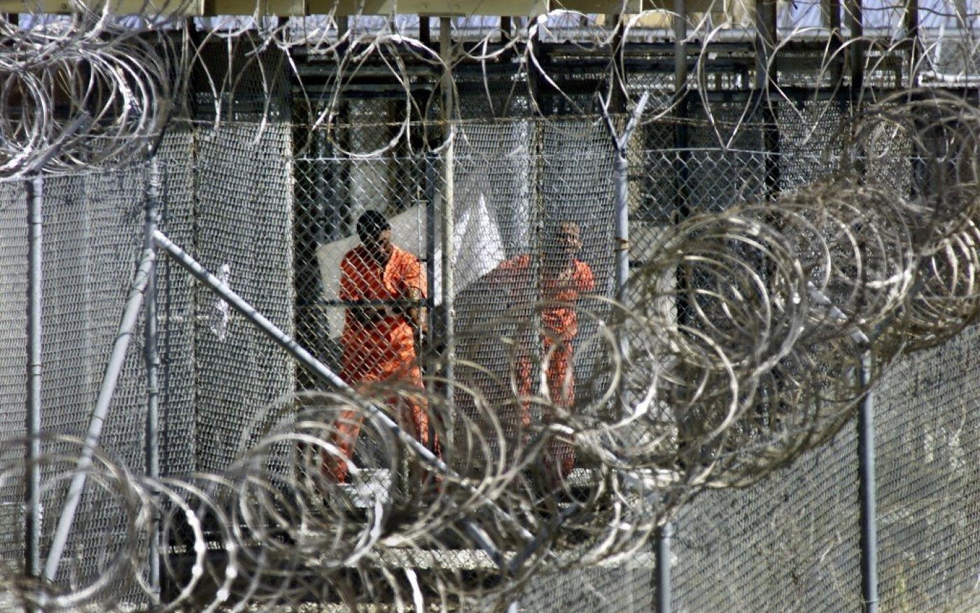 Des détenus se lavent avant les prières de midi à la prison de Guantánamo, le 27 janvier 2002 (AFP)