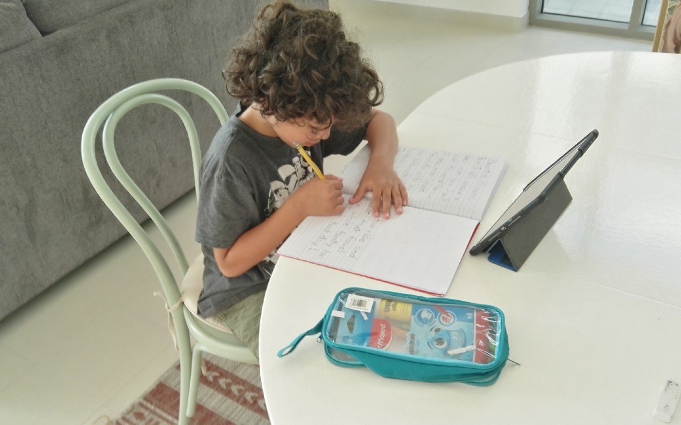 Le fils aîné de Marwah Elimam assiste quotidiennement à des cours en ligne en attendant la réouverture des écoles à Dubaï (Marwah Elimam)