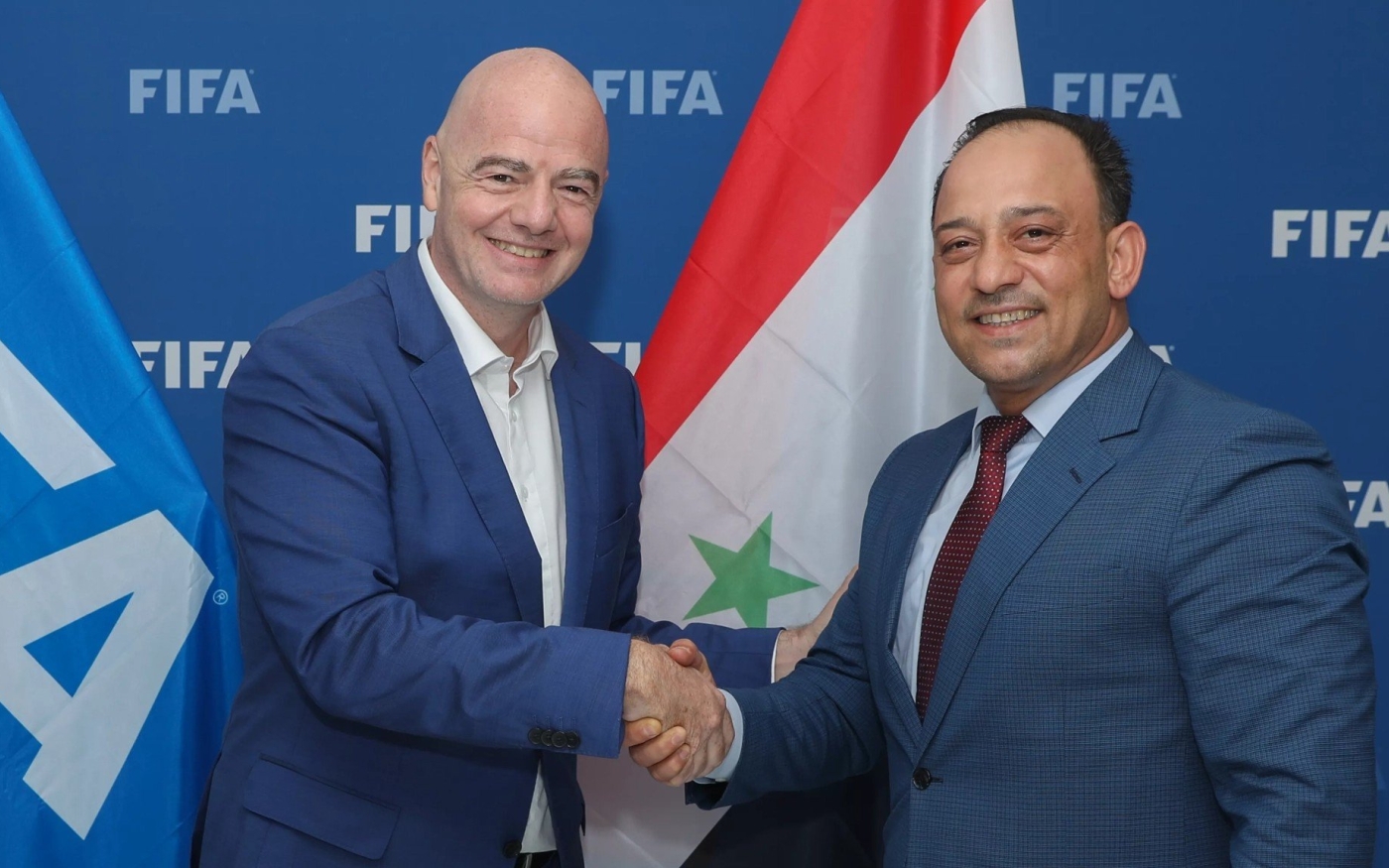 Le président de la FIFA Gianni Infantino et le président de la Fédération syrienne de football Salah Edeen Ramadan, lors d’une rencontre à Doha en septembre (FIFA)
