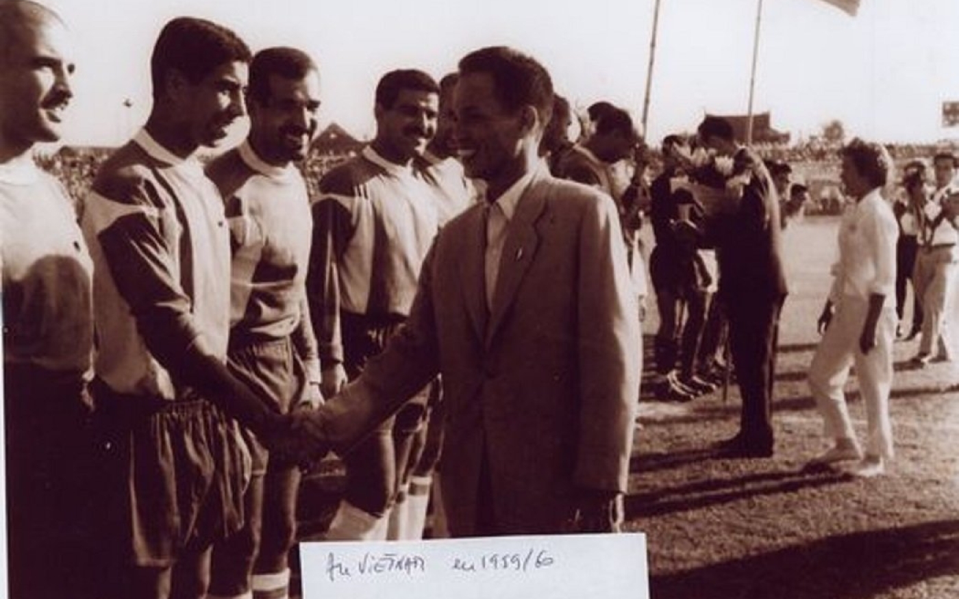 L’équipe de football du FLN avant un match au Vietnam en 1959 (domaine public)