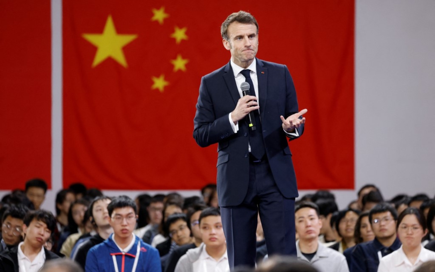 Le président français Emmanuel Macron s’adresse à des étudiants de l’université Sun Yat-sen à Canton (Chine), le 7 avril 2023 (AFP)