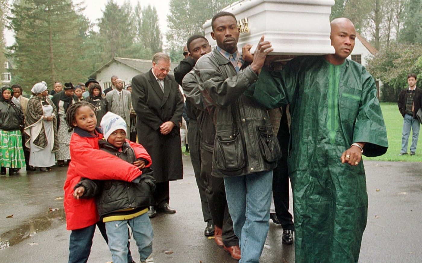 Funérailles de Semira Adamu, décédée alors qu’elle tentait de résister à sa déportation en 1998. Selon Médecins du monde, un migrant sur quatre est confronté à des violences policières en Belgique (AFP)