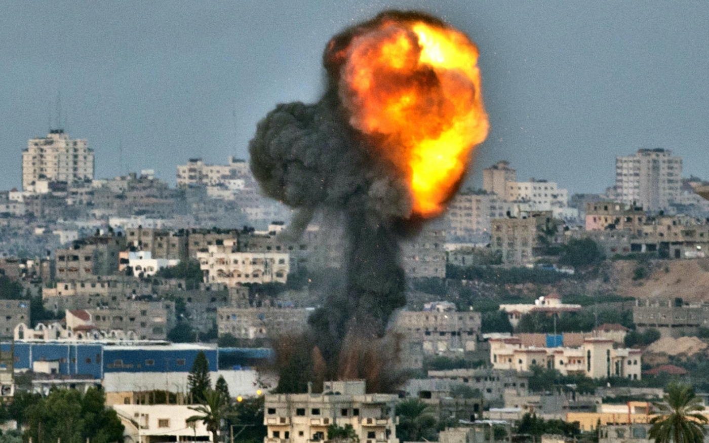 De la fumée s’échappe d’un site visé par une frappe aérienne israélienne dans la bande de Gaza, le 16 novembre 2012 (AFP)