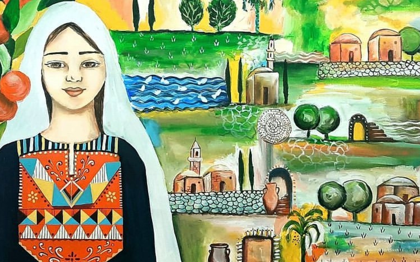 Ce tableau montre Heba Zagout dans un autoportrait, en tant que jeune femme palestinienne souriante, vêtue d’une thobe noire avec broderie tatreez et drapée d’un foulard blanc, debout devant plusieurs scènes colorées d’un village (Heba Zagout)