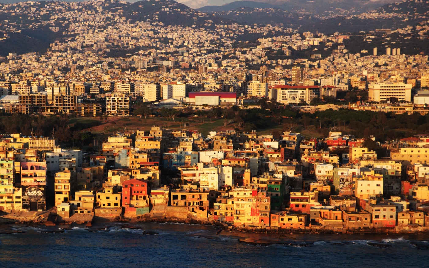 Dans la banlieue sud de Beyrouth, un immense quartier aux allures de bidonville s’étend le long du littoral (MEE/Laurent Perpigna Iban)