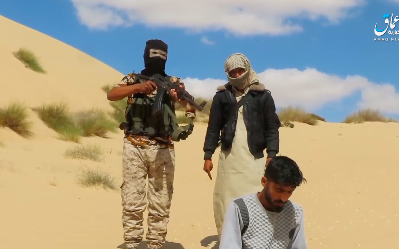 Capture d’écran d’une vidéo publiée par les médias de l’EI, dans laquelle Mohamed Ibrahim Hamdan, 23 ans, membre d’une tribu du Sinaï, est à genoux avant son exécution