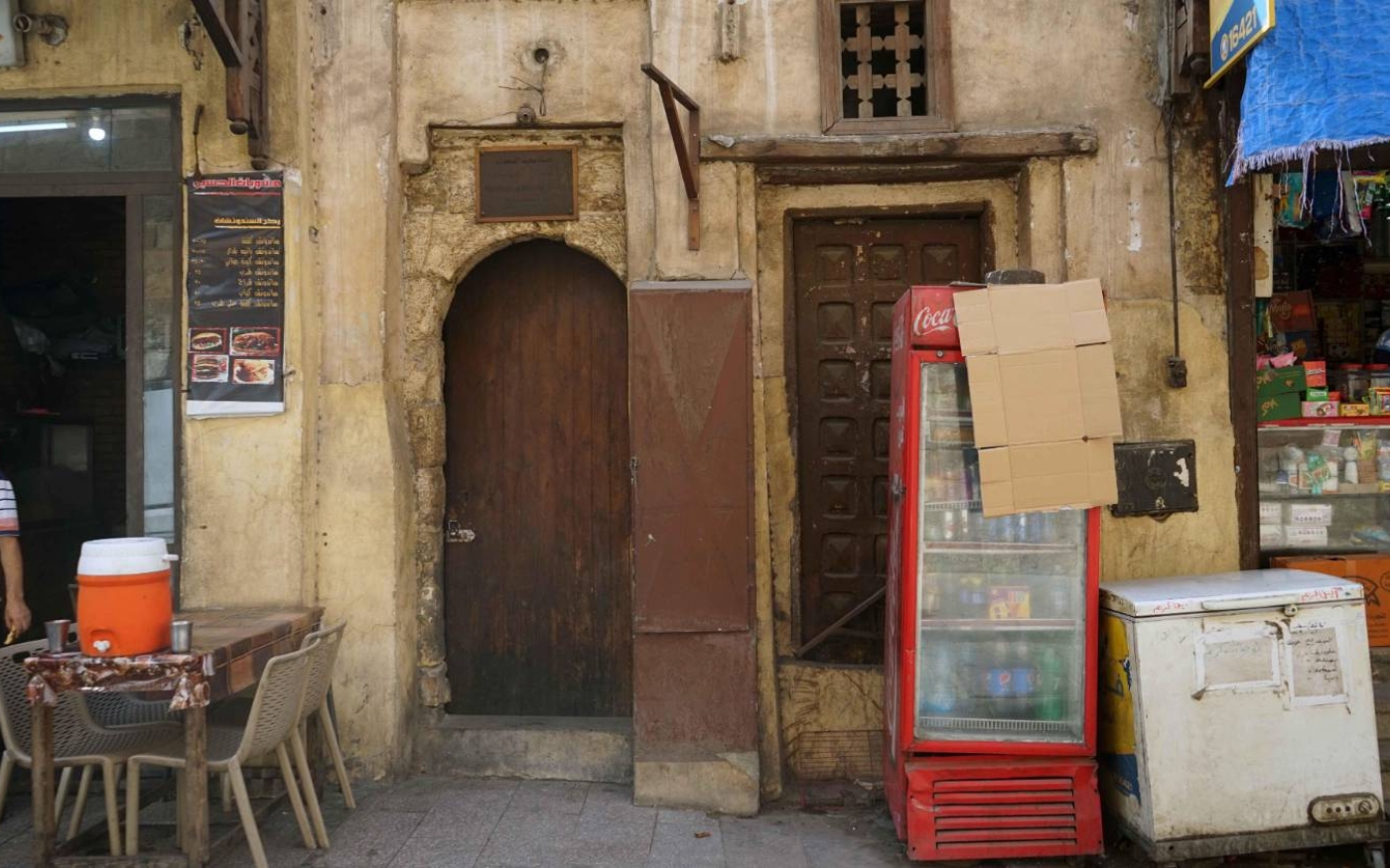 L’entrée du hammam Gamaliya est dissimulée entre les boutiques et les restaurants du Caire (MEE)