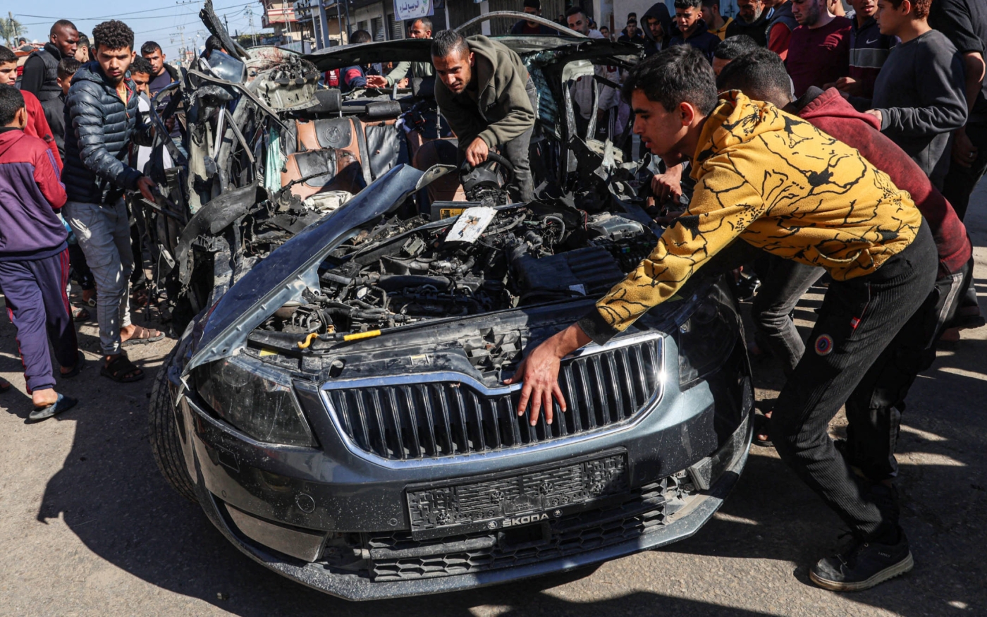 La voiture visée par la frappe, dans laquelle se trouvaient les deux journalistes, à Rafah, le 7 janvier (AFP)