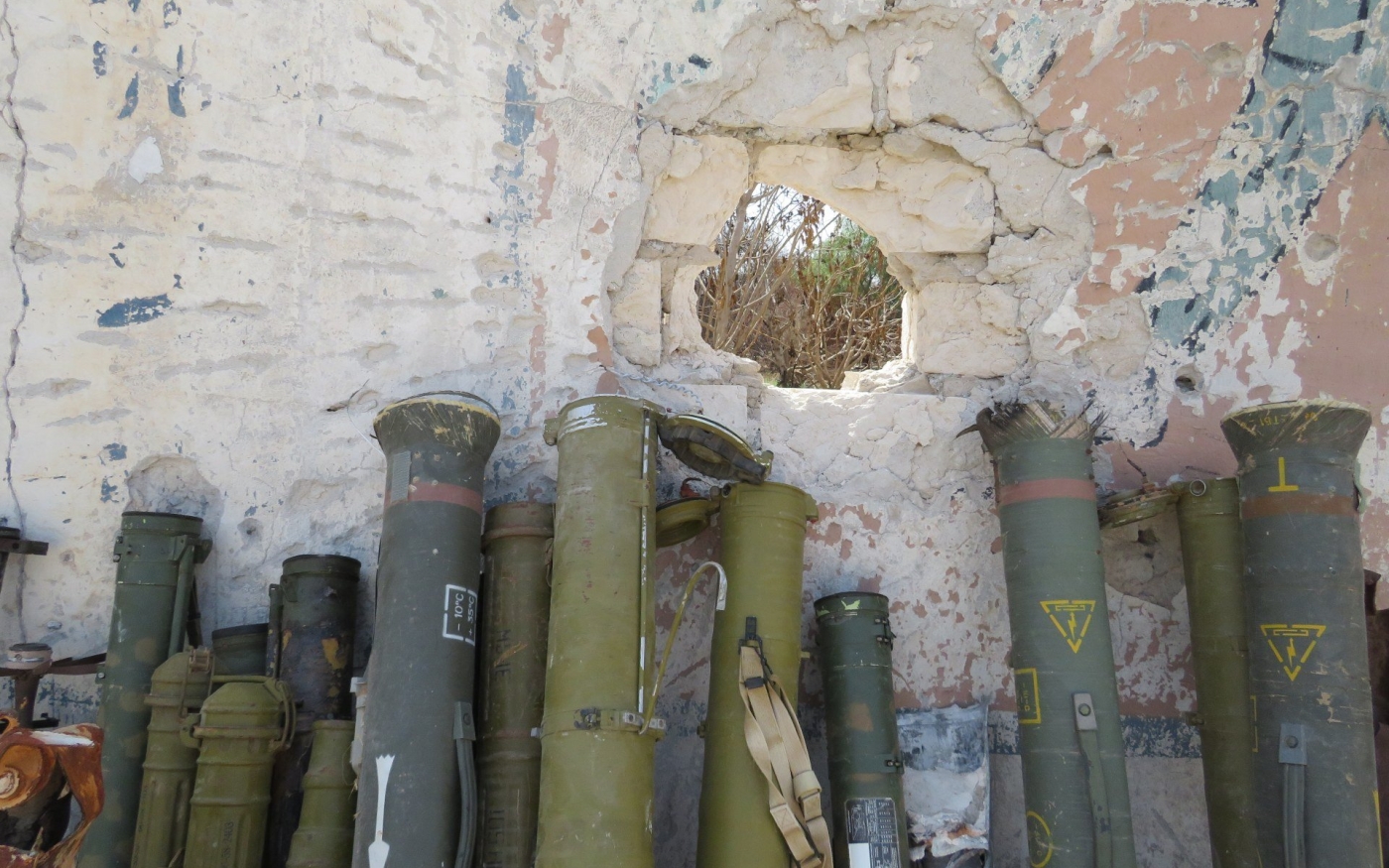 Des lance-roquettes récupérés sur des champs de bataille résidentiels et amenés sur une base militaire à Tripoli (MEE/Daniel Hilton)
