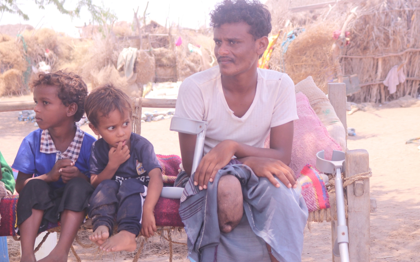Ahmed al-Nihari, à droite, a perdu sa jambe et son père dans l’explosion d’une mine (MEE)