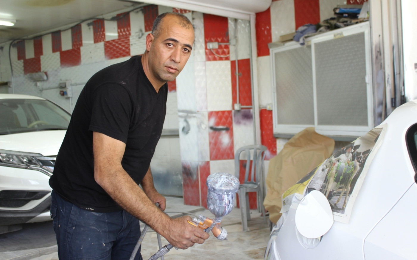 Ihab Mshaashaa s’attend à recevoir un avis d’expulsion du garage qu’il loue depuis 30 ans (MEE/Aseel Jundi)