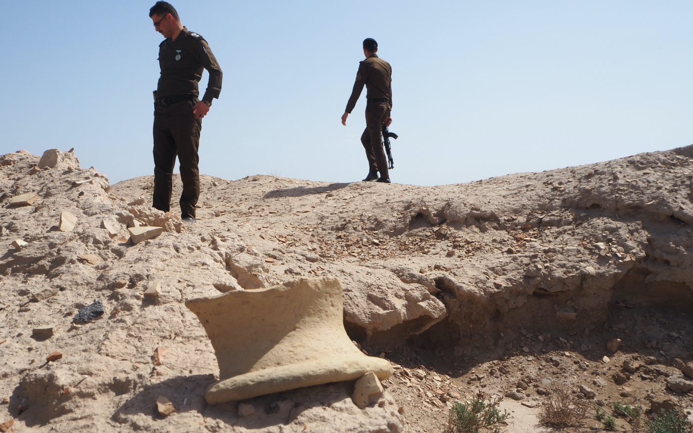 Une patrouille militaire irakienne à Umma, site archéologique le plus pillé d’Irak (MEE/Tom Westcott)