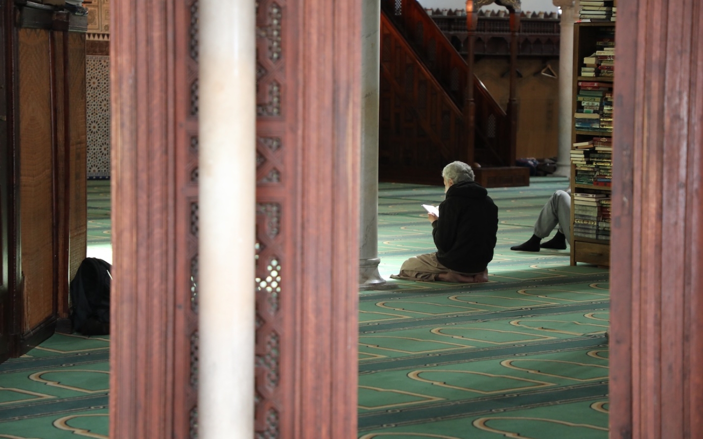 Un fidèle prie dans la grande mosquée de Paris, le 12 septembre 2017, à Paris (AFP)