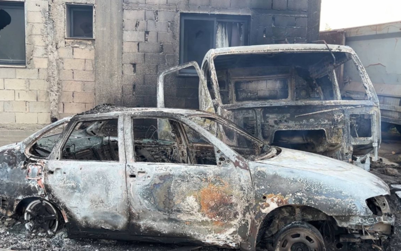 Des colons israéliens ont incendié une cinquantaine de véhicules dans le village d’al-Mughayyir, en Cisjordanie occupée (MEE/Mohammed Turkman)