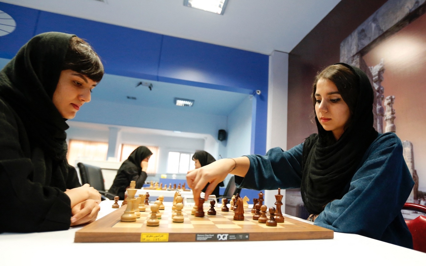 Des joueuses d’échecs iraniennes à la Fédération des échecs dans la capitale Téhéran, le 10 octobre 2016 (AFP)