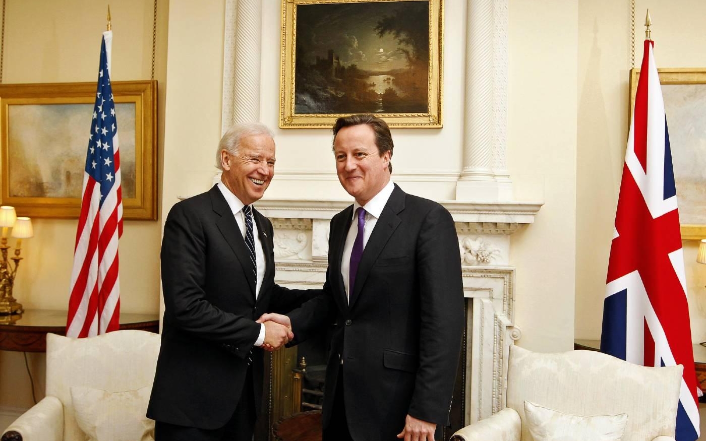 Joe Biden, alors vice-président des États-Unis, rencontre le Premier ministre britannique de l’époque David Cameron à Downing Street en février 2013 (AFP)