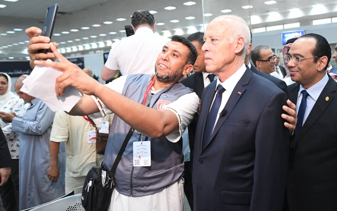 Le président Kais Saied pose pour un selfie avec un pèlerin tunisien à l’aéroport de Tunis, le 21 juin 2020 (Twitter/présidence tunisienne)