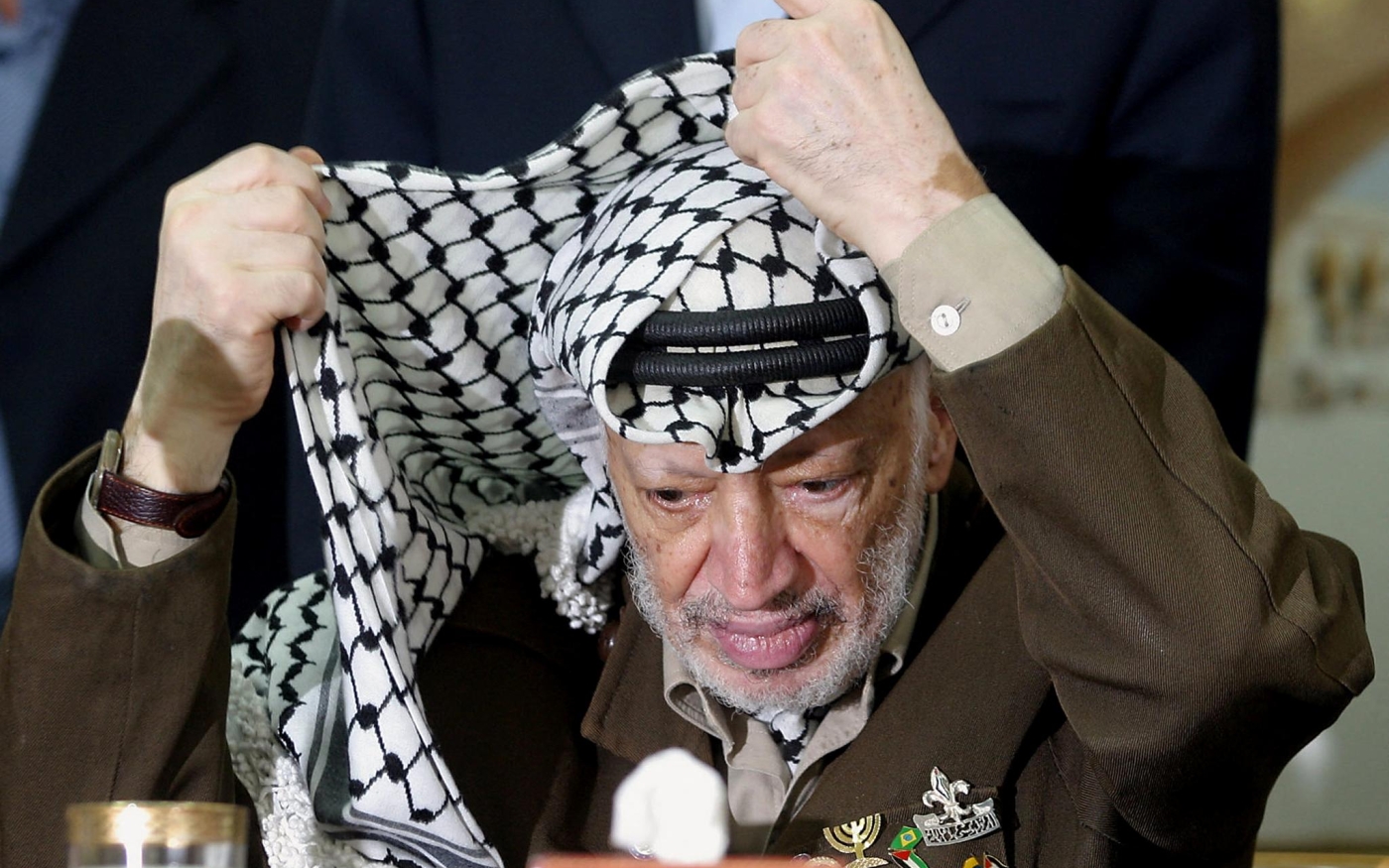 On dit que l’ancien chef de l’OLP Yasser Arafat arrangeait son keffieh de manière à ce qu’il ressemble à la carte de la Palestine d’avant 1948 (AFP)