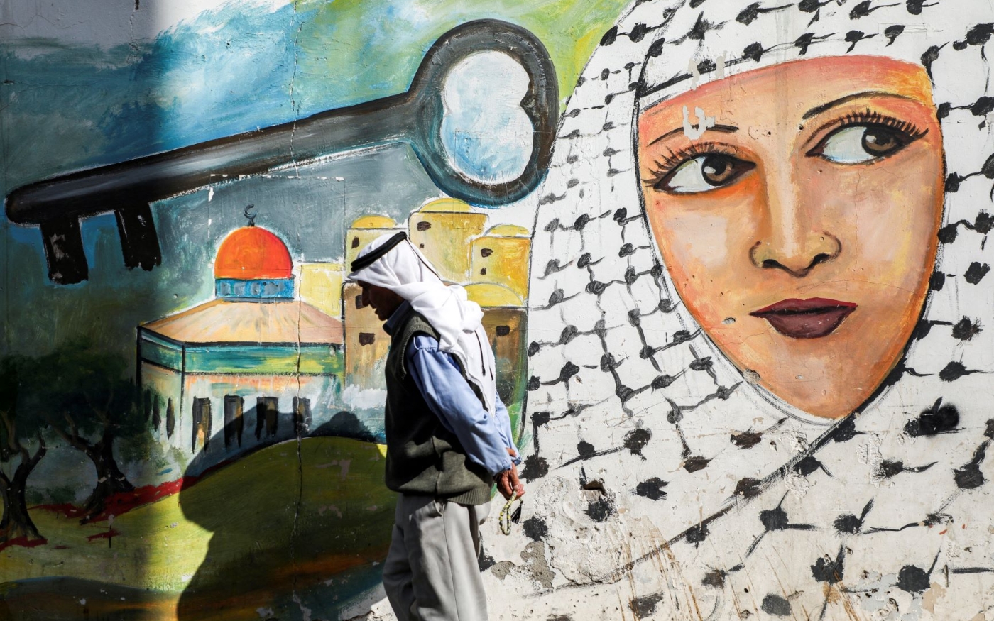 Une peinture murale représente le Dôme du Rocher et une femme portant le keffieh (AFP/Jaafar Ashtiyeh)