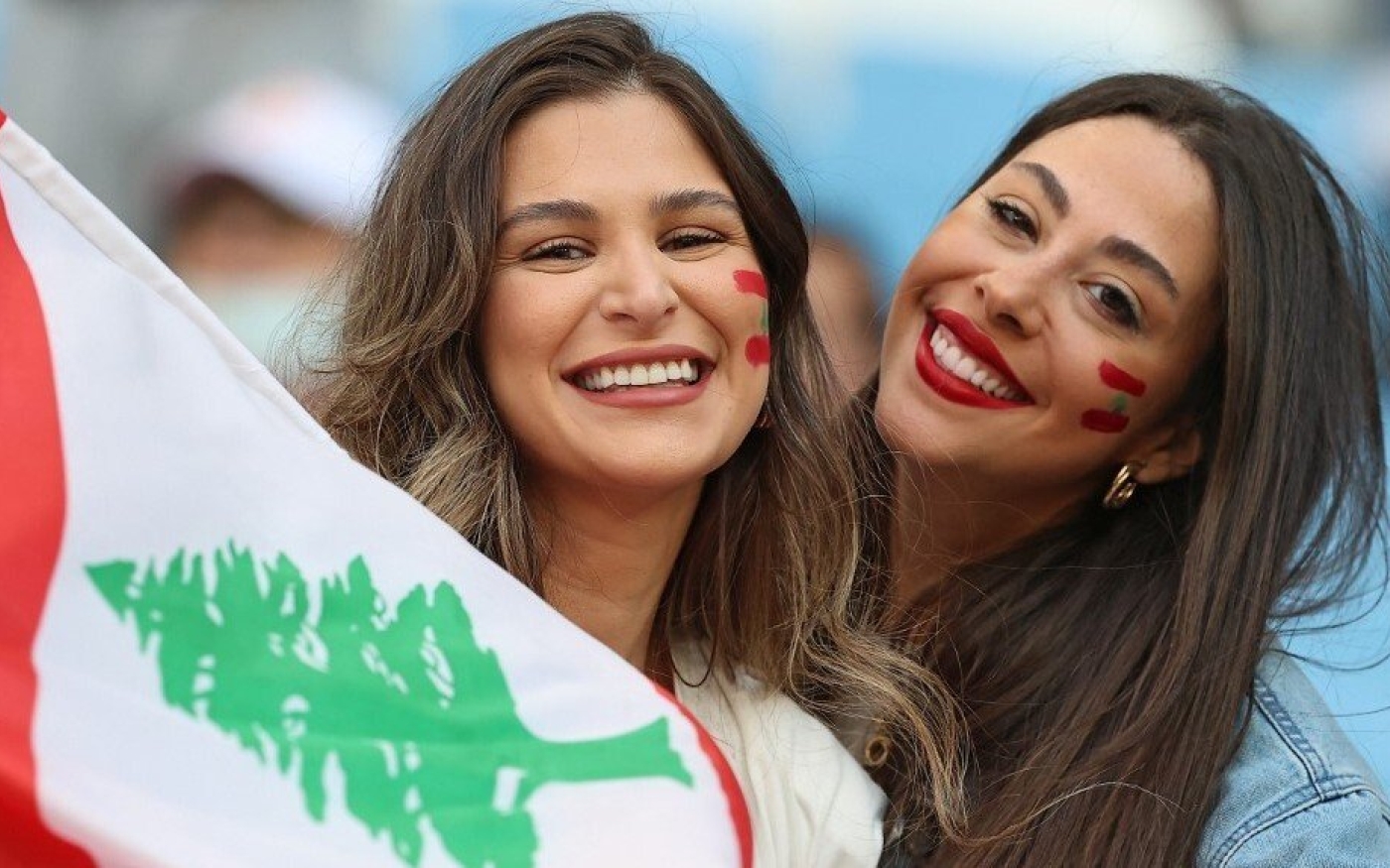 Des supportrices libanaises posent avant le match de poules de la Coupe arabe de la FIFA 2021 entre le Liban et l’Algérie, le 4 décembre 2021 au stade al-Janoub d’al-Wakrah, au Qatar (AFP)