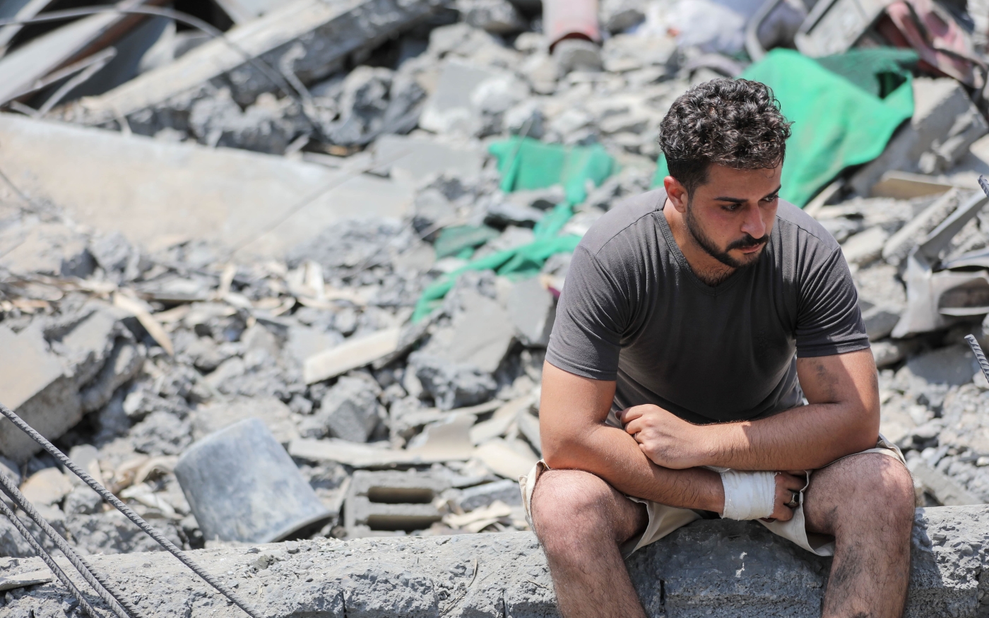 Un Palestinien dans les ruines d’une maison détruite par les frappes aériennes israéliennes sur la bande de Gaza, le 6 août 2022 (MEE/Mohammed al-Hajjar)