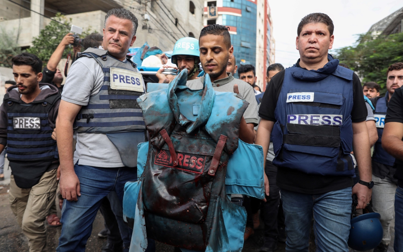 Des confrères des journalistes tués, lors de leurs funérailles à Gaza, le 10 octobre 2023 (MEE/Mohammed al-Hajjar)