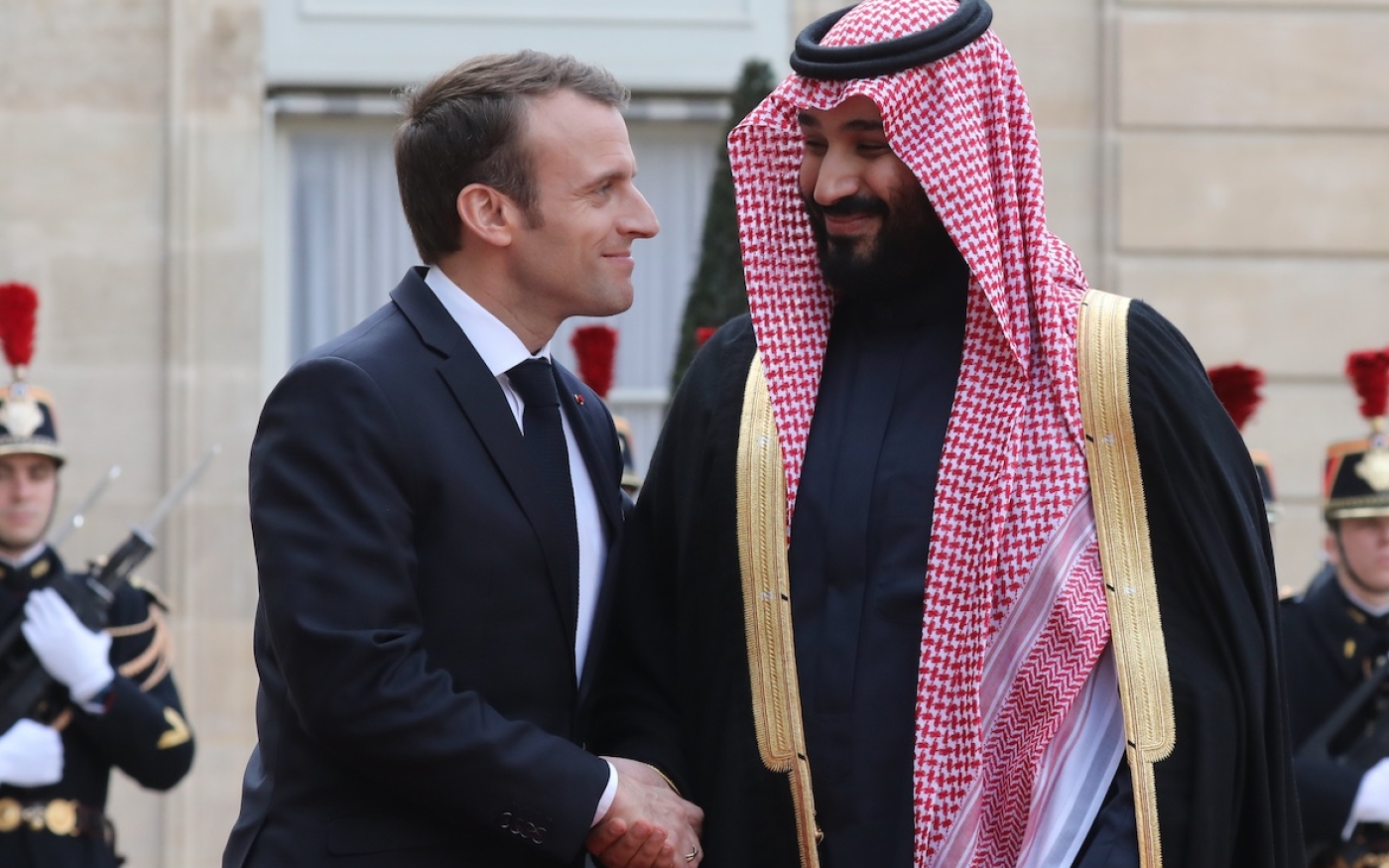 Le président français Emmanuel Macron accueille le prince héritier d’Arabie Saoudite Mohammed ben Salmane à son arrivée au palais présidentiel de l’Élysée, à Paris, le 10 avril 2018 (AFP)