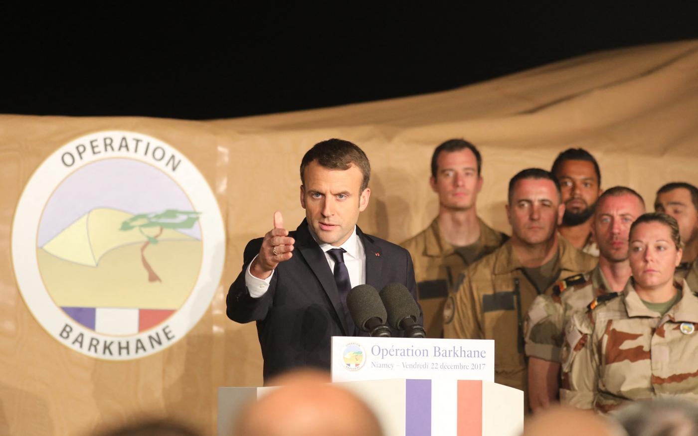 Macron s’exprime face aux soldats français dans une base aérienne à Niamey, au Niger, le 22 décembre 2017 (Ludovic Marin/AFP)