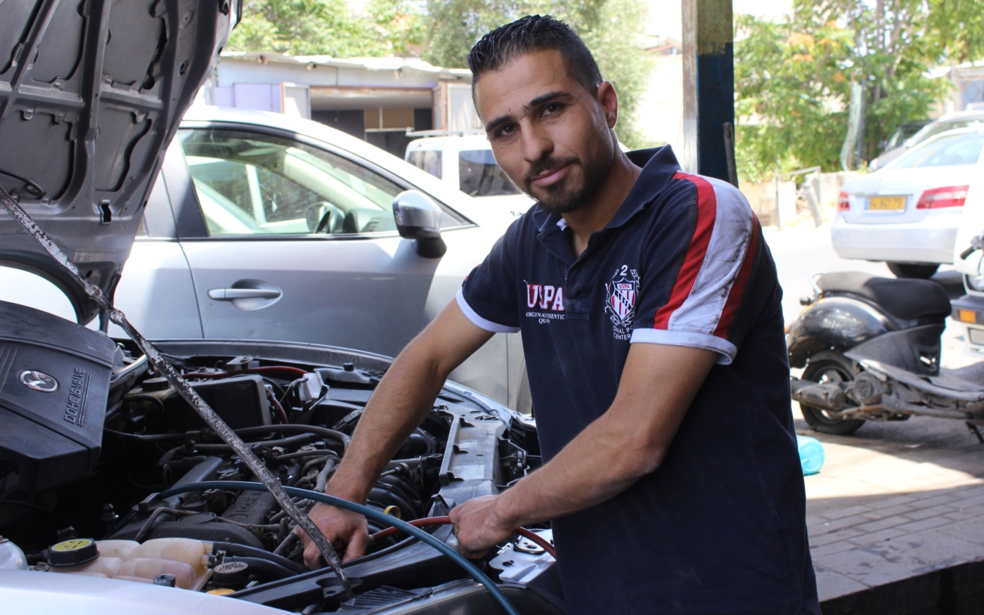 Mahmoud al-Kurd travaille à plein temps dans le garage, situé dans la seule zone industrielle de Jérusalem-Est (MEE/Aseel Jundi)