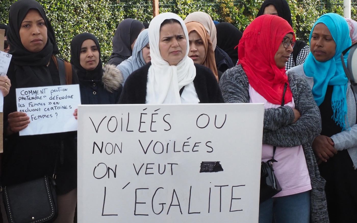 Des mères protestent contre le projet de loi visant à interdire les accompagnatrices voilées, à Perpignan, le 28 mai 2019 (AFP)
