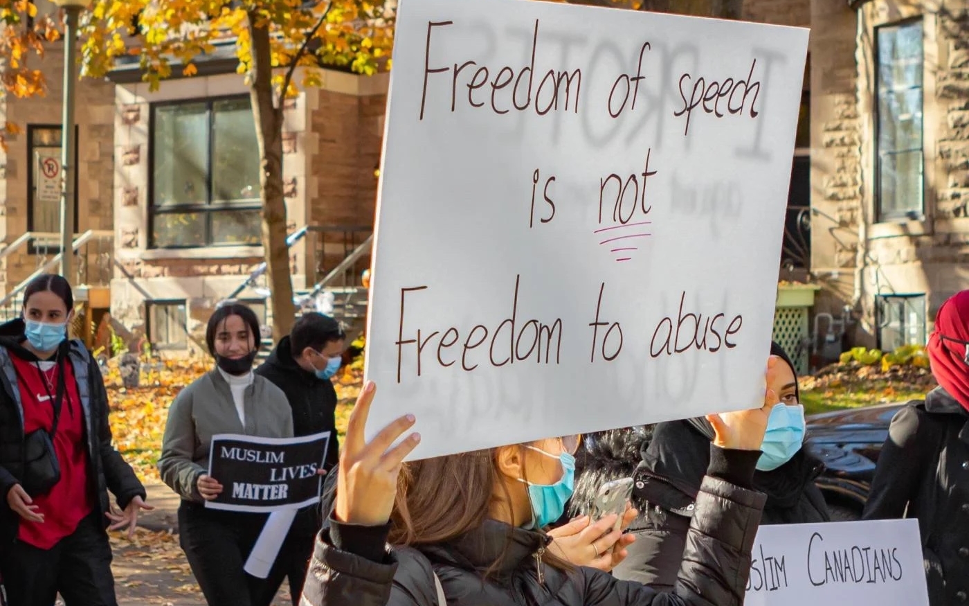 Une manifestante tient une pancarte sur laquelle on peut lire  : « La liberté d’expression n’est pas la liberté d’abuser », à Montréal, au Canada, le 31 octobre (Reuters)
