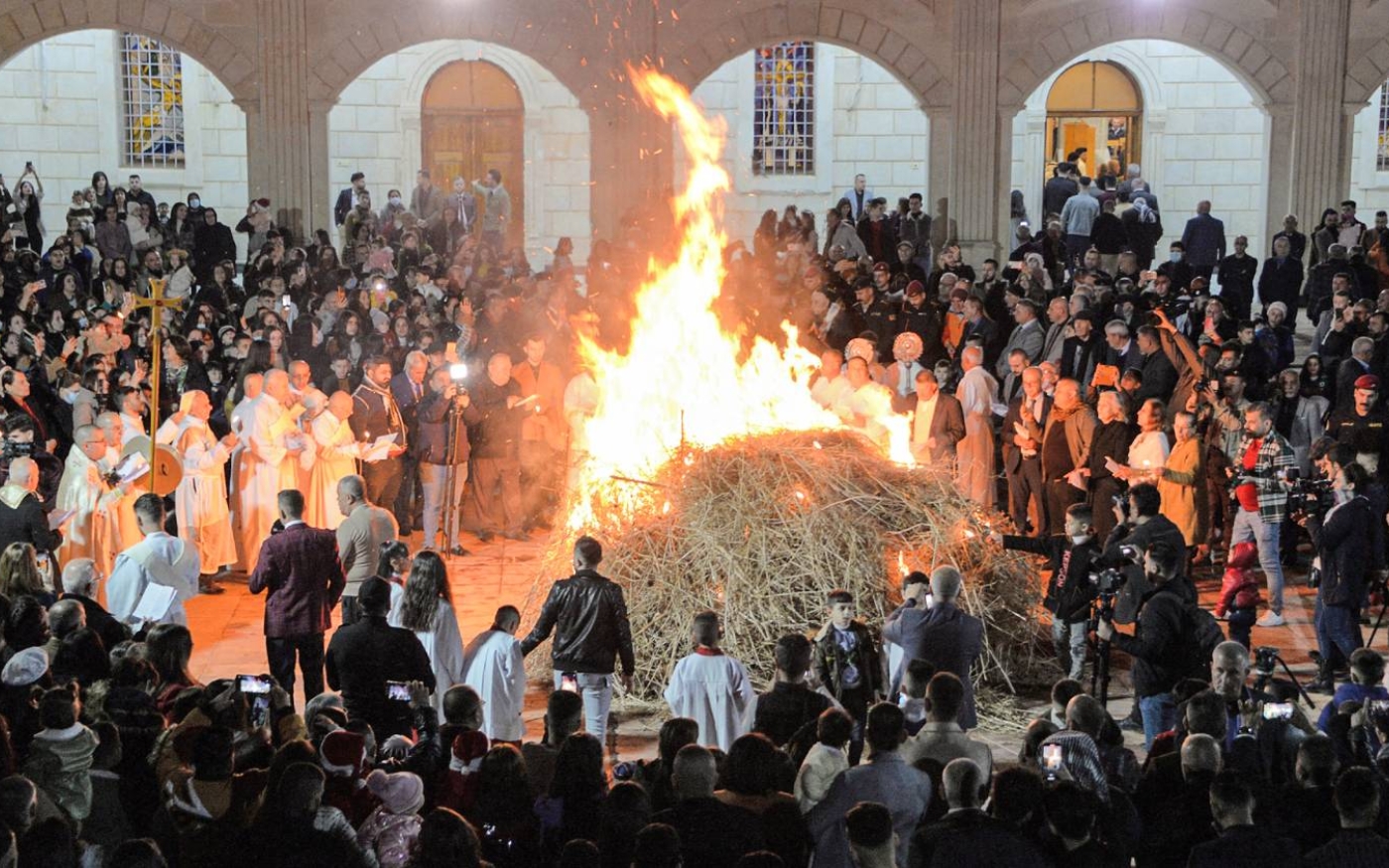 Les cendres restantes après le traditionnel feu de joie de Noël déterminent si l’année à venir sera prospère (AFP)