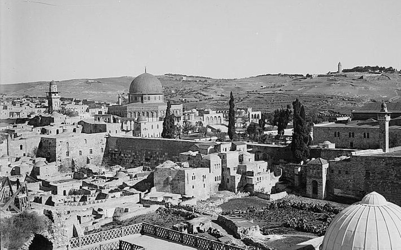Photo non datée d’avant 1946 qui montre le quartier marocain de la vieille ville de Jérusalem, devant le dôme du Rocher du complexe de la mosquée al-Aqsa (Wikicommons)