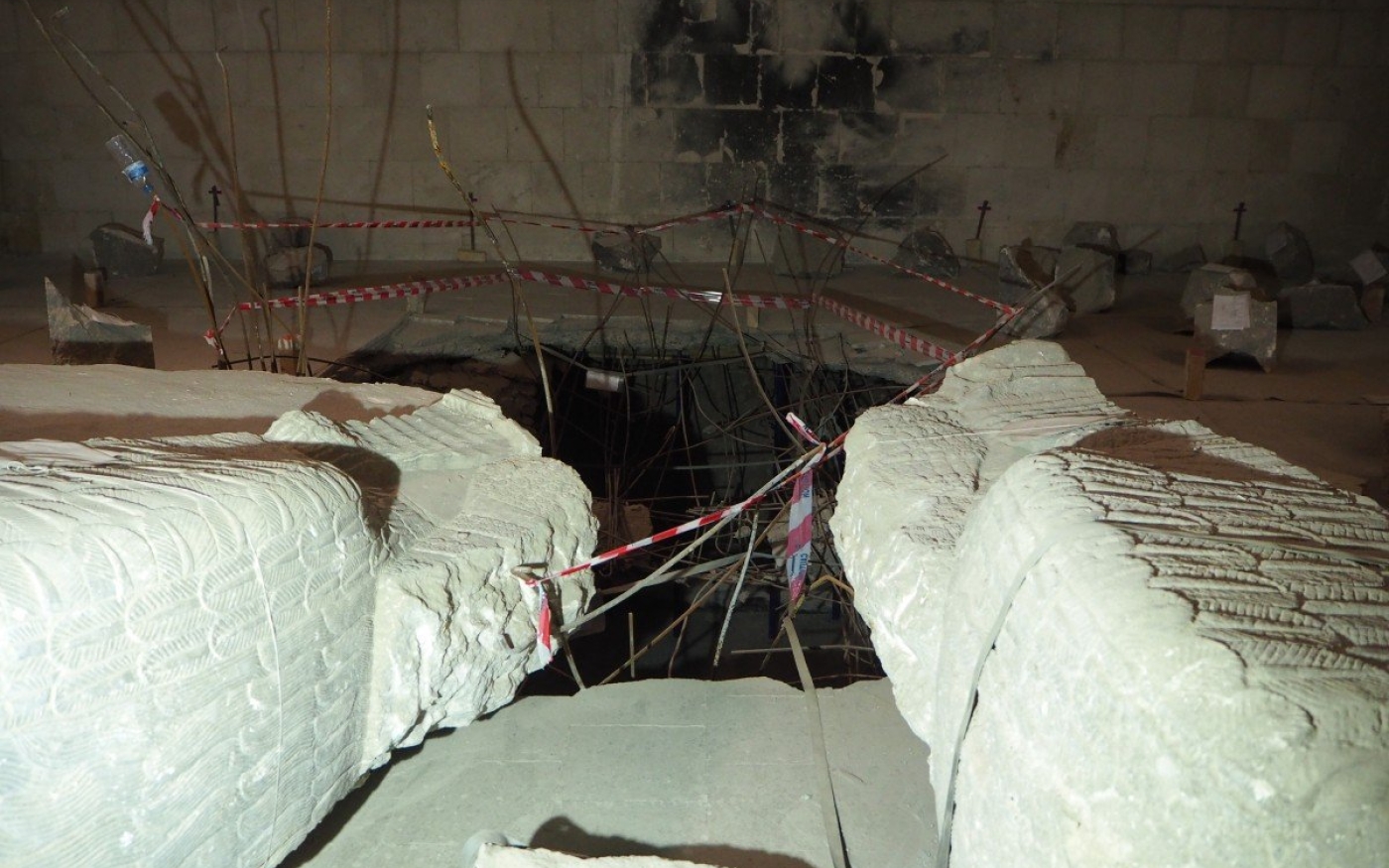 Les reste des parties supérieures de deux énormes lamassu (taureaux ailés) dans le musée de Mossoul, que l’EI a fait exploser (MEE/Tom Westcott)